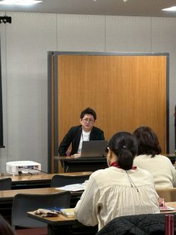 講義を行う守山鍼灸整骨院 院長の守山祐樹