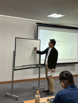 講義を行う守山鍼灸整骨院 院長の守山祐樹